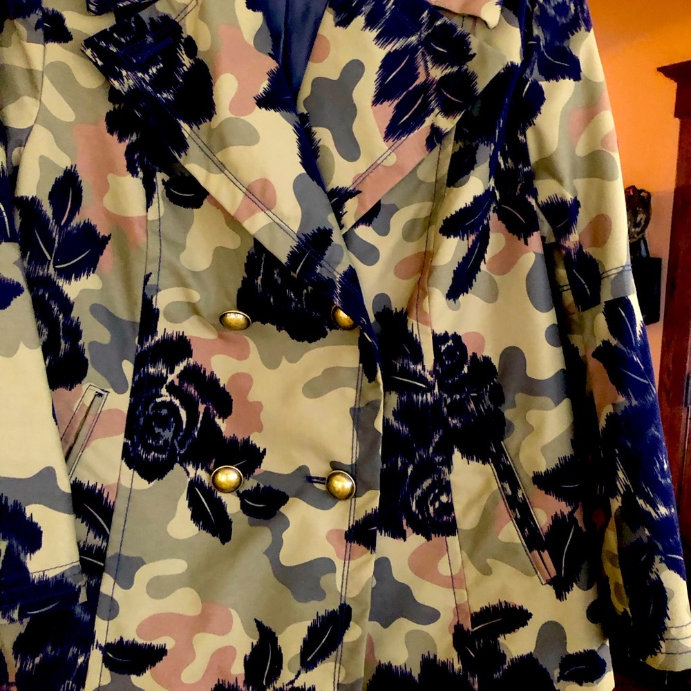 Banana Republic double breasted short trenchcoat in excellent condition.